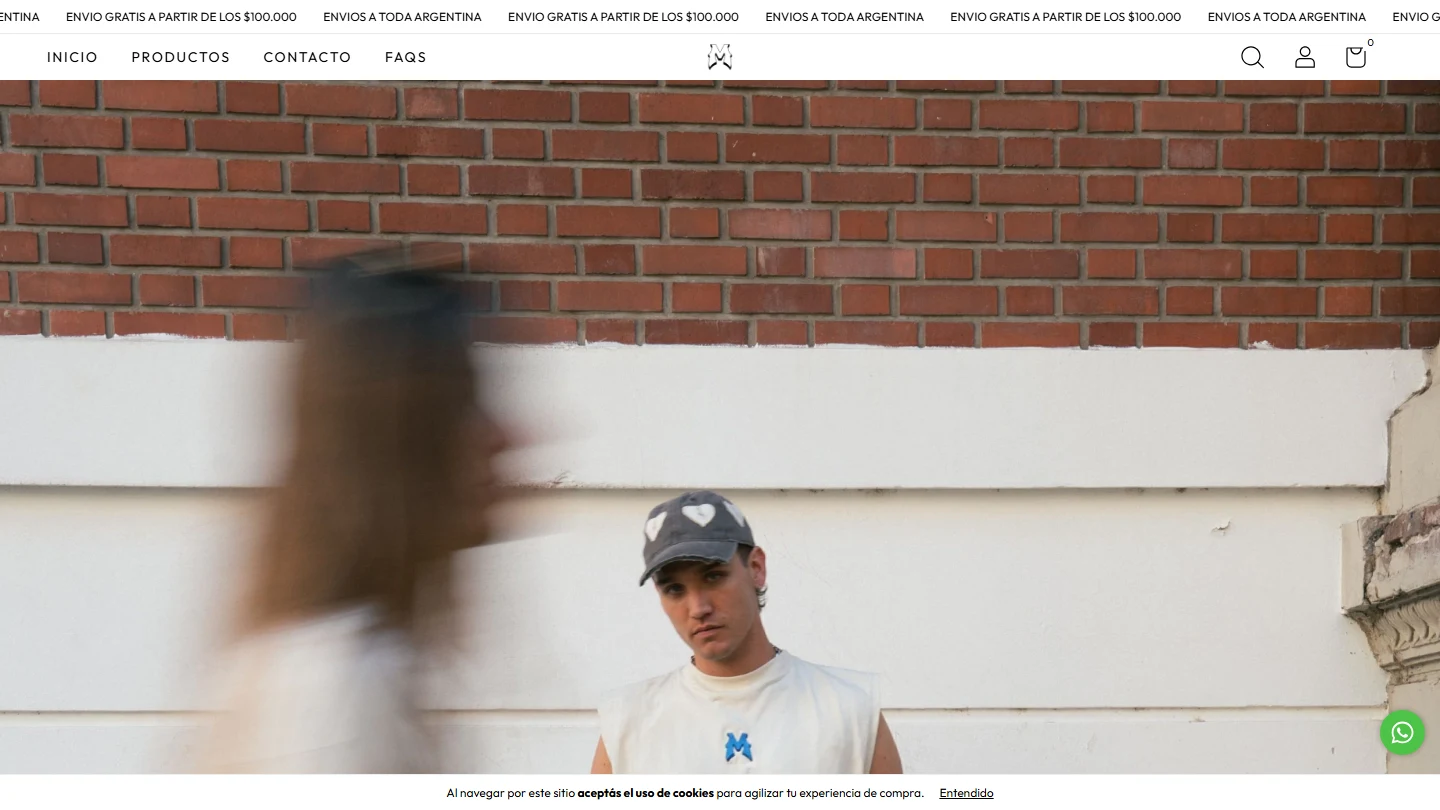 Sitio web Manila.concept: hero de drop de moda con productos destacados.